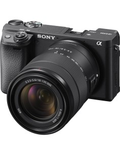 Sony Alpha 6400 con obiettivo zoom 18-135 mm